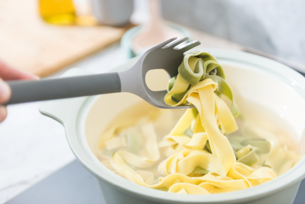 Lyžica Leo na cestoviny (šedá)